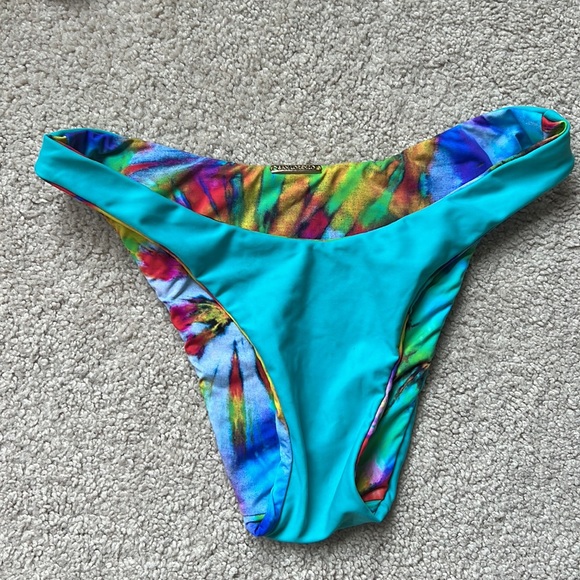 Bikini - Picture 4 of 5